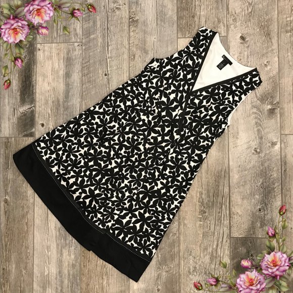 Lane Bryant Dresses & Skirts - MAKE AN OFFER Lane Bryant sleeveless floral dress